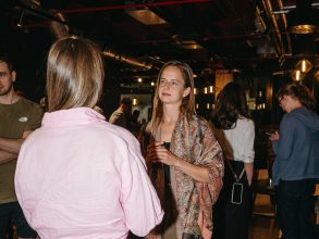 Neformálne rozhovory členov počas networkingu